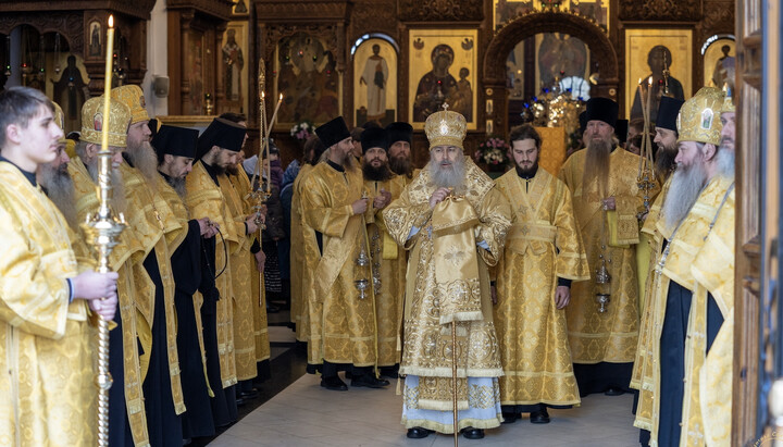 Mitropolitul Arsenie cu fraţii mănăstirii. Imagine: facebook.com/svlavra