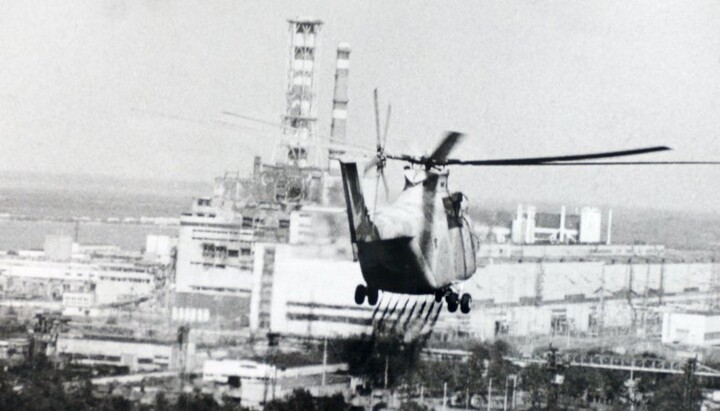 Гелікоптер поблизу ЧАЕС, який влада направила для допомоги експертам в оцінці пошкоджень. Фото: gk-press.if.ua