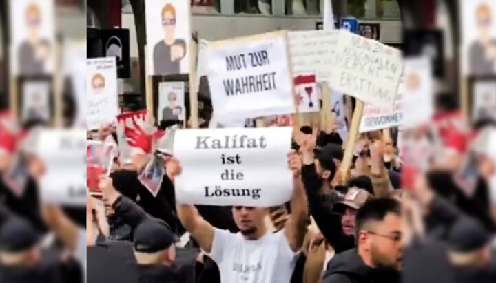 Мусульманин у Німеччині з плакатом, на якому написано, що «халіфат – це рішення». Фото: renovatio21.com
