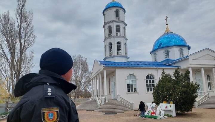 Поліцейський біля храму. Ілюстративне фото: topnews.odessa.ua