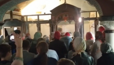 დესიატინის ეკლესიაში მორწმუნეები ატარებენ ლოცვით დგომას 