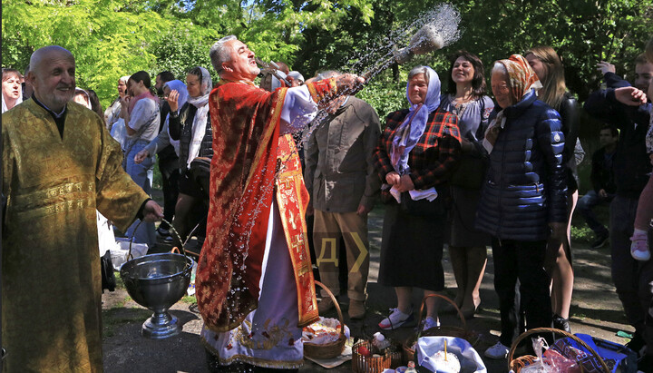 Василь Вірозуб окроплює парафіян. Фото: dumskaya.net