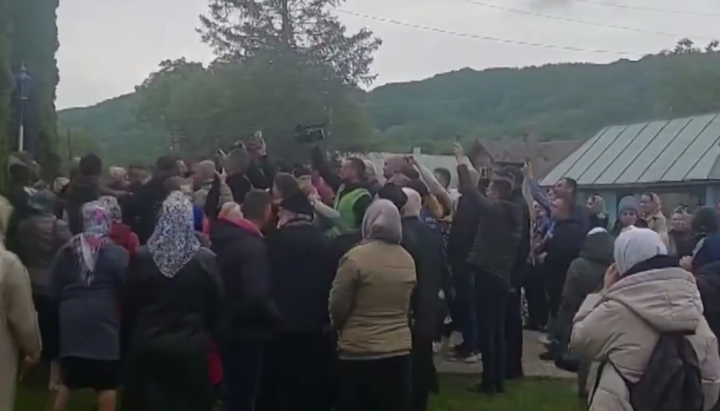 Seizure of the UOC church in Chornohuzy. May 8, 2024. Photo: screenshot from video t.me/dozor_kozak1
