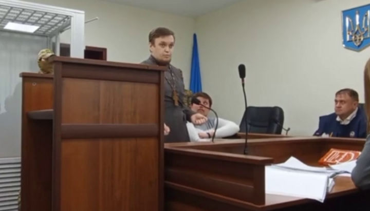 Ο πρωθιερέας Σέργιος Τσερτίλιν στο δικαστήριο στις 8 Μαΐου 2024. Φωτογραφία: στιγμιότυπο βίντεο t.me/save_Lavra