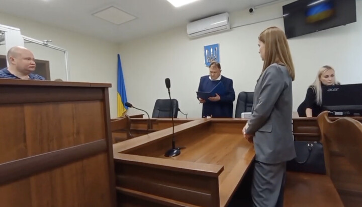 Суддя зачитує рішення про продовження арешту протоієрею Сергію Чертиліну. Фото: t.me/save_Lavra