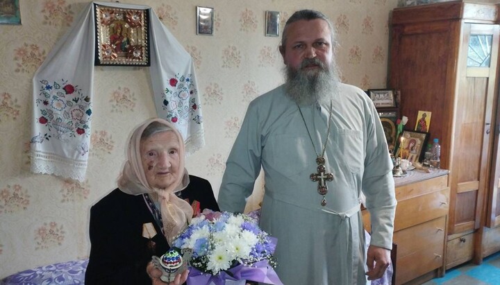 Поздравление 99-летней Нины Ивановны с Пасхой и с Днем победы над фашизмом. Фото: Благовещенский приход УПЦ