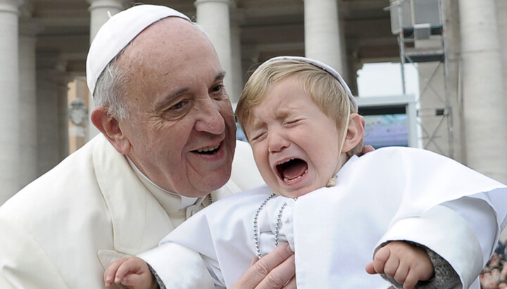 Папа римский с ребенком, одетым в «папскую сутану». Фото: 