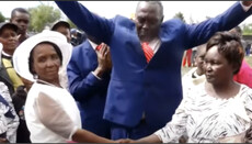Католический священник в Кении повенчал мужчину, у которого есть две жены