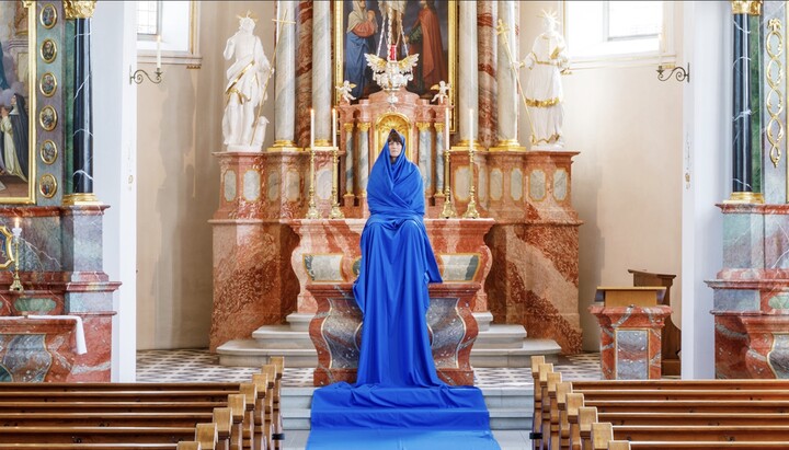 Bettina Filacanavo on the throne of an RCC church. Photo: kath.ch