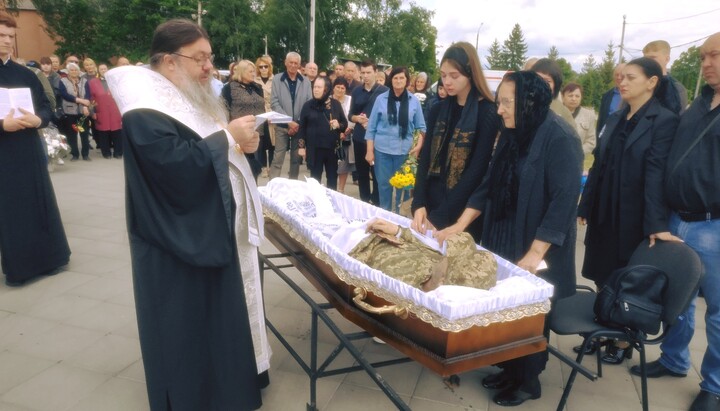 Bishop Nikita of Ivano-Frankivsk and Kolomyia performs the funeral of the fallen warrior Andriy Dubytsky. Photo: Chernivtsi Diocese