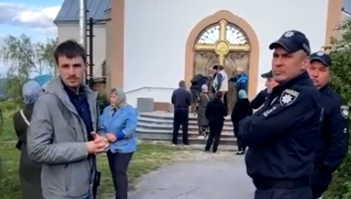 უმე-ის მორწმუნეები და პოლიციის თანამშრომლები კრასილოვის ტაძრის ტერიტორიაზე. ფოტო: скриншот видео трансляции в Фейсбук