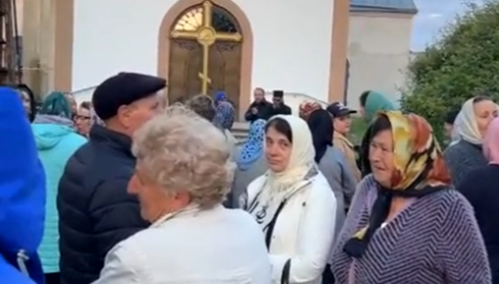 Верующие УПЦ отстояли свой храм в Красилове. Фото: скриншот видео трансляции в Фейсбук