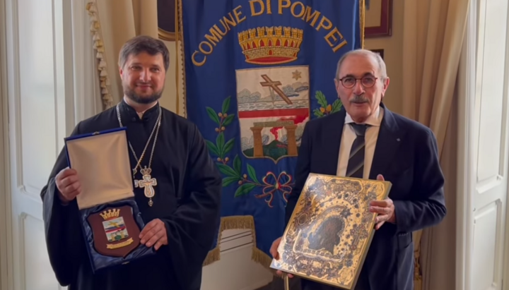 Ο πρωθιερέας Miroslav Vdodovich και ο δήμαρχος της Πομπηίας Carmine Lo Sapio. Φωτογραφία: στιγμιότυπο βίντεο της επισκοπής της Οδησσού