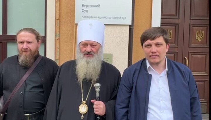 Metropolitan Pavel (Lebed) with lawyers near the building of the Supreme Court of Cassation Administrative Court. Photo: screenshot of video t.me/nikita_chekman