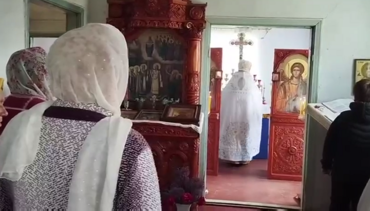 The Intercession parish of the UOC in Sutkivtsi village prays in a repurposed room. Photo: screenshot of video t.me/khm_upc