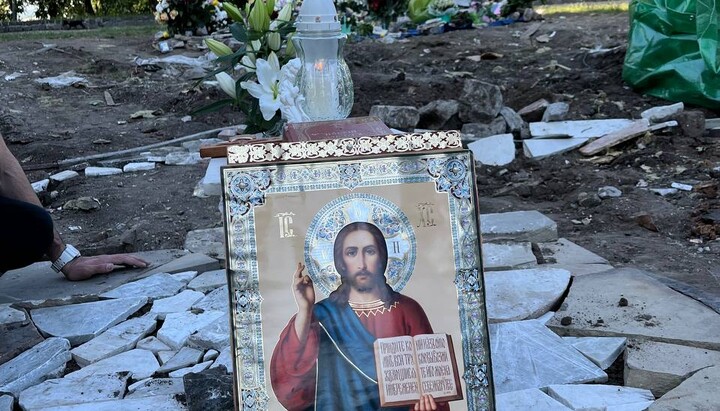 Icon of the Savior at the site of the demolition of the Tithe Church. Photo: t.me/save_Lavra