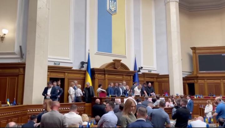 Deputații au blocat Rada. Imagine: screenshot din înregistrarea video Strana