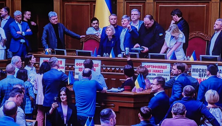 MPs from the European Solidarity and Voice factions block the Parliament podium. Photo: t.me/irynagerashchenko