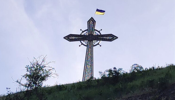 Крест с флагом на верху. Фото: t.me/c