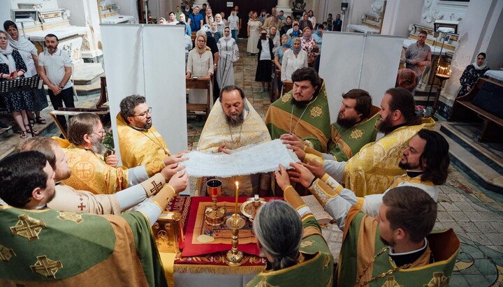 Preoții și credincioșii Bisericii Ortodoxe Ucrainene se roagă la moaștele Sfântului Nicolai în Bari, 22 mai 2024. Imagine: Centrul de pelerinaj al Bisericii Ortodoxe Ucrainene.