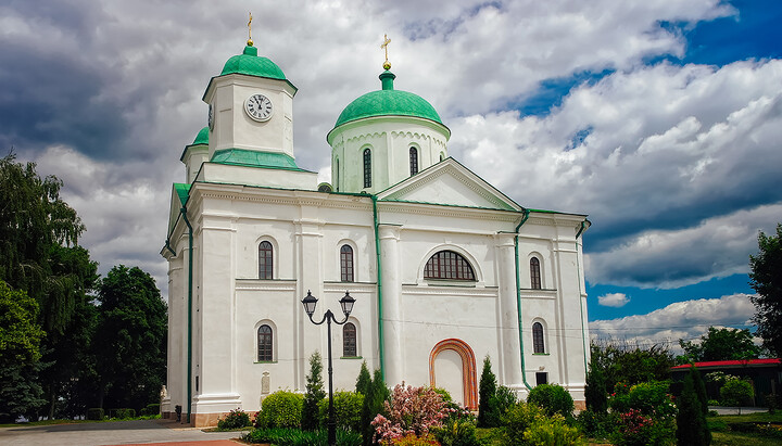 Καθεδρικός Ναός Κοιμήσεως Θεοτόκου (Αγίου Γεωργίου) του 12ου αιώνα στο Κάνιφ. Φωτογραφία: md-ukraine.com