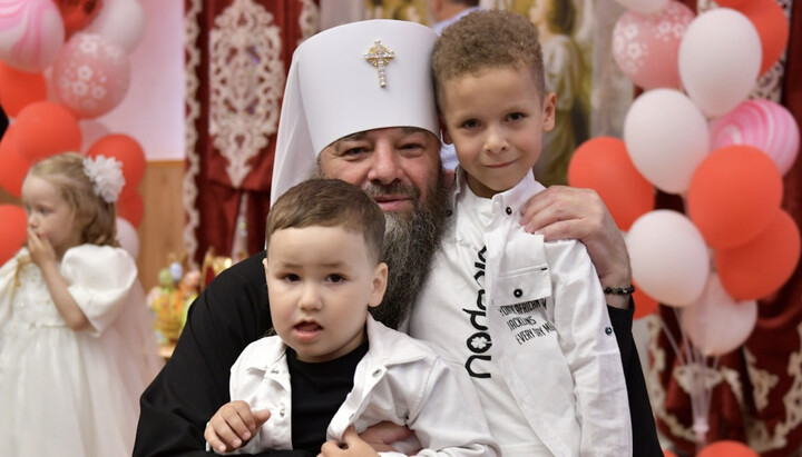 Metropolitan Longin with his children. Photo: t.me/upc_news