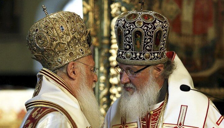 Патріарх Варфоломій і патріарх Кирил. Фото: EPA/UPG