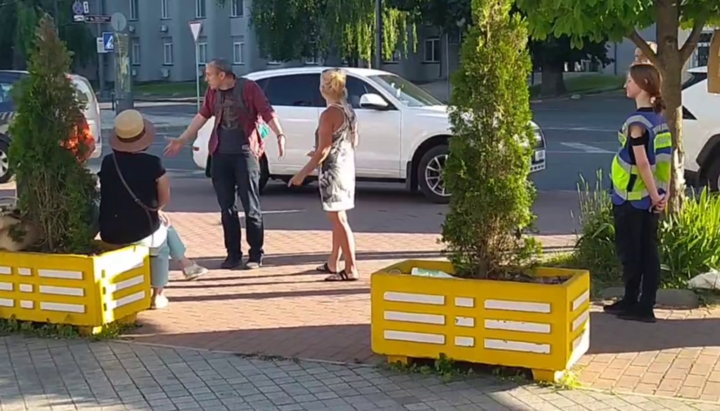 A believer of the UOC tries to reason provocateurs near Kyiv-Pechersk Lavra. May 25, 2024. Photo: Screenshot of video t.me/save_Lavra
