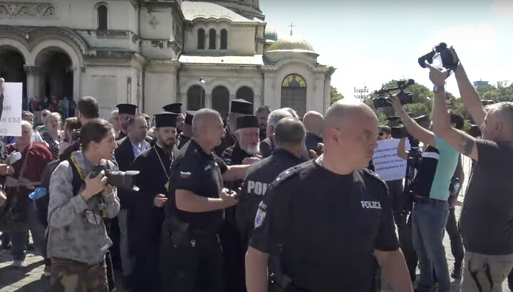 Police guard Metropolitan Arseniy of Sliven. Screenshot from the YouTube channel 