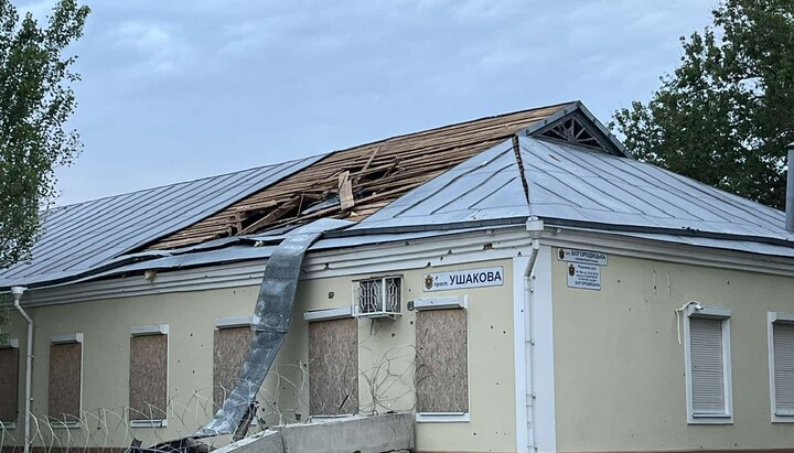 Пошкоджено будинок на території архієрейського подвір'я єпархії УПЦ у Херсоні. Фото: Херсонська єпархія
