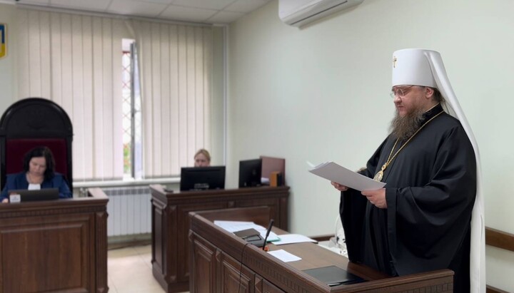 Митрополит Феодосій (Снігірьов) у суді 22 травня 2024 р. Фото: romfea.gr
