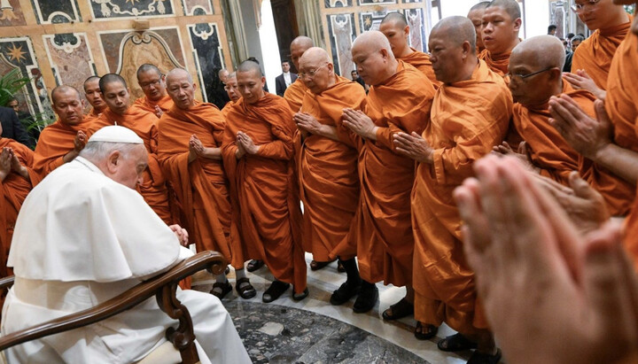 Буддисты медитируют с папой. Фото: vaticannews.cn