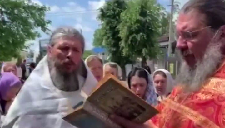 Prayer of the UOC believers near the temple in Korsun-Shevchenkivskyi. May 31, 2024. Photo: Screenshot of video t.me/dozor_kozak1
