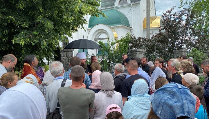 Ο Μητροπολίτης Θεοδόσιος (Σνεγκίρεφ) με το διωκόμενο ποίμνιό του στην πόλη Κορσούν-Σεβτσενκόφσκι. Φωτογραφία: Επισκοπή Τσερκάσι