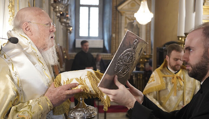 Перед патриархом Варфоломеем держат синодик с именами предстоятелей Поместных Церквей. Фото: orthodoxia.online