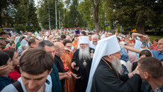 В Черновцах тысячи верующих УПЦ встретили Предстоятеля Американской Церкви