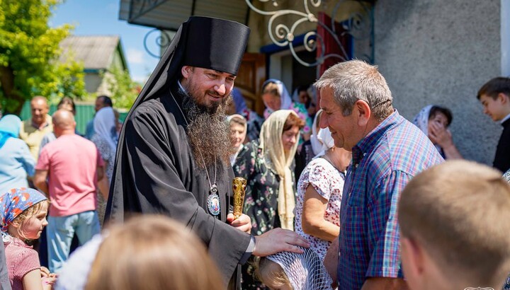 Епископ Антоний и прихожане Ильинского храма. Фото: Черкасская епархия