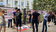 Radicals once again attempt to provoke Bishop Theodosiy near Cherkasy court