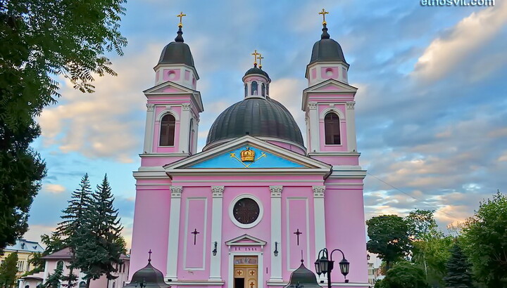 Кафедральний собор УПЦ у Чернівцях. Фото: Етносвіт