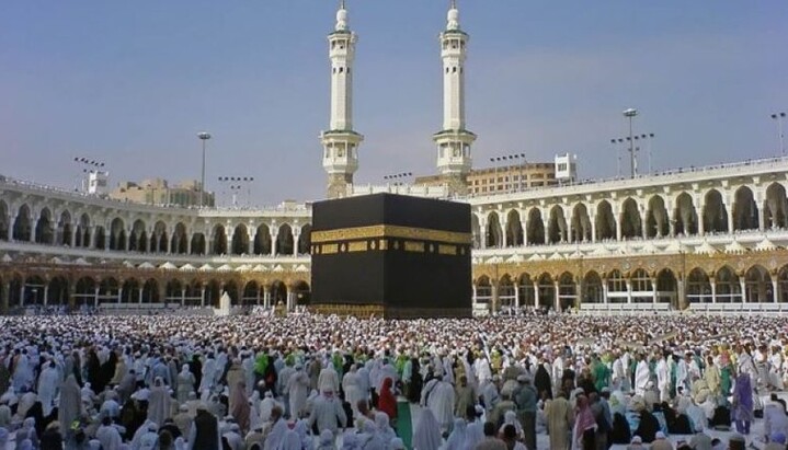 Мусульмане исполняют молитву в Мекке, Саудовская Аравия. Архивное фото radiosvoboda.org