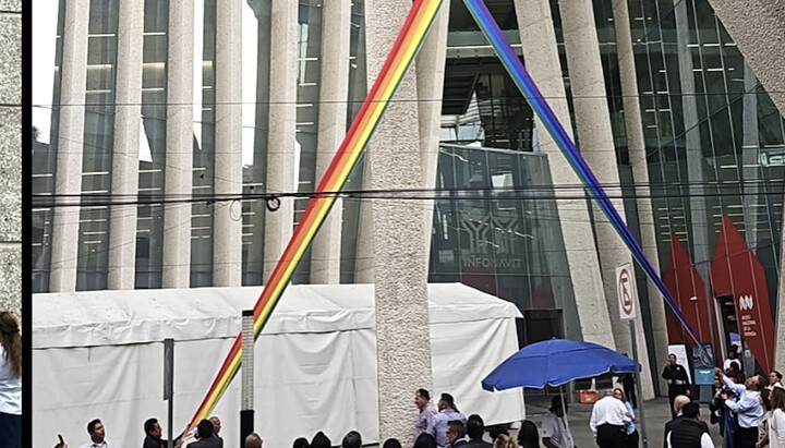 Мексиканські робітники знищують ЛГБТ-символіку. Фото: lifesitenews.com