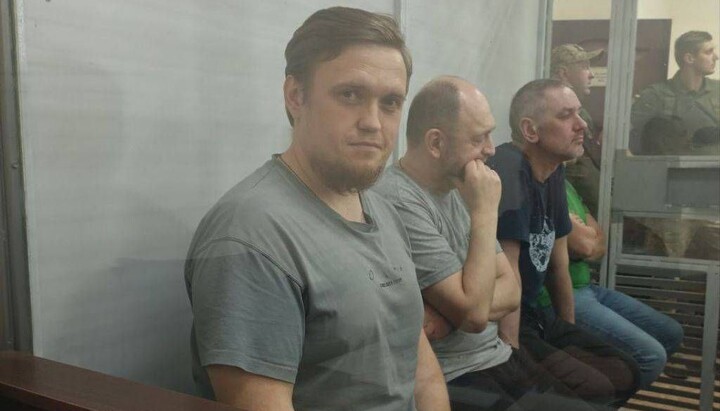 Ο πρωθιερέας Σέργιος Τσερτίλιν στο «ενυδρείο» στο δικαστικό μέγαρο Solomensky στο Κίεβο. Φωτογραφία: t.me/innocentprisoner