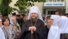 Outside Cherkasy court, hierarch of UOC addresses an urgent appeal to UN