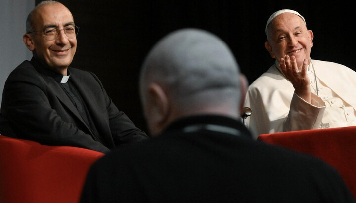 Ο καρδινάλιος Fernandez (αριστερά) και ο Πάπας Φραγκίσκος (δεξιά). Φωτογραφία: silerenonpossum.com
