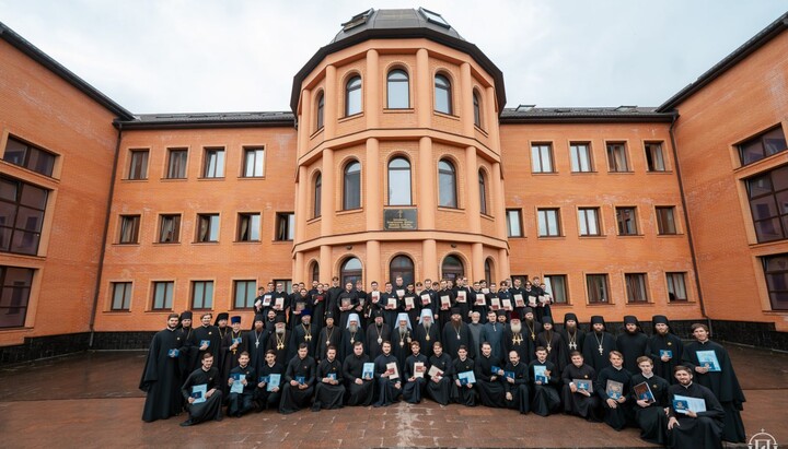 Блаженнейший с выпускниками Киевских Духовных школ и преподавателями. Фото: УПЦ