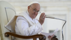 Pope urges clergy not to bore parishioners and to keep sermons to 8 minutes