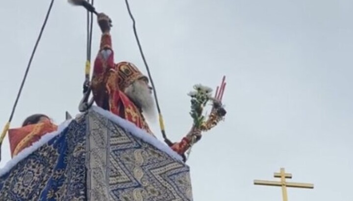 Освячення куполів над храмом УПЦ у селі Лопушне. Фото: terminovo