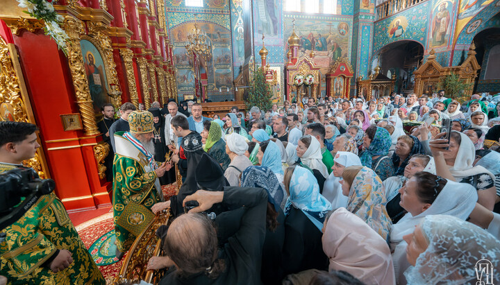 სამწყსო ულოცავს მათ წინამძღვარს სახელობის დღეს. ფოტო: news.church.ua