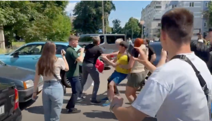 Brawl near the Cherkasy court building. Photo: Screenshot from video by Cherkasy Blagovestnik