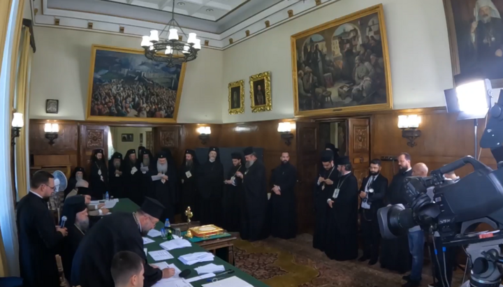 Подсчет голосов первого тура голосования за нового Патриарха БПЦ. Фото: скриншот видео БПЦ